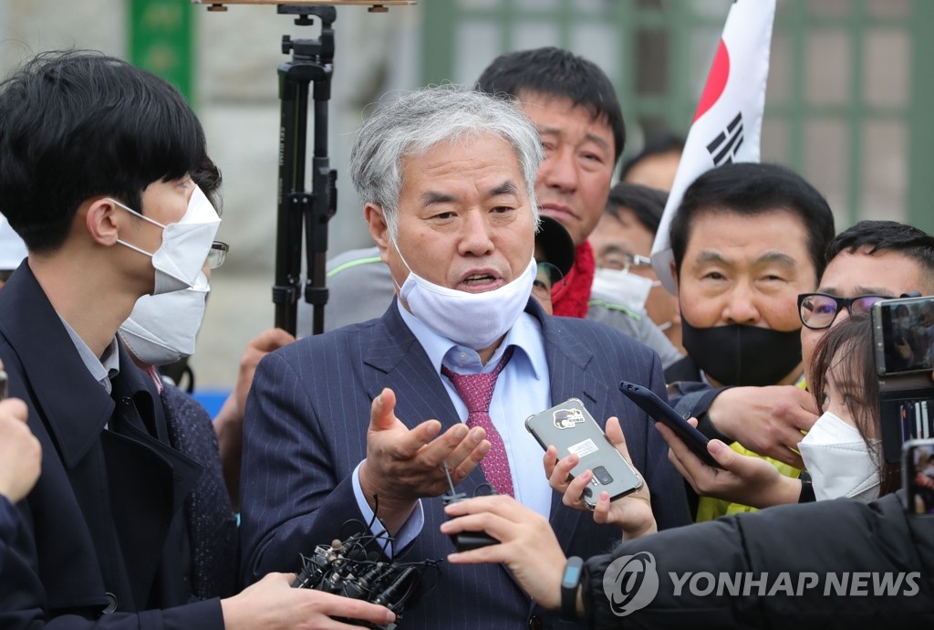 In this file photo, taken on April 20, 2020, Rev. Jun Kwang-hoon (C), chief of the Christian Council of Korea, speaks to reporters outside a detention center in Uiwang, south of Seoul, after a court approved his conditional release on bail in a trial over allegations that he violated the election law by asking participants in a street rally to support a specific political party in April's general elections. (Yonhap) 