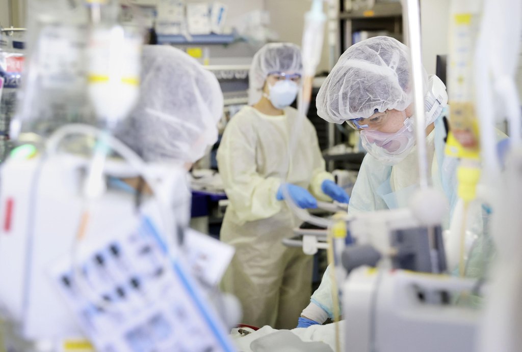 코로나19 중환자 돌보는 일본 의료진