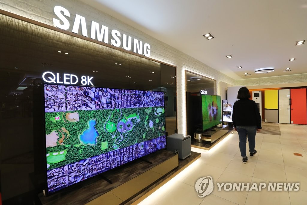 This file photo taken April 29, 2020, shows Samsung Electronics Co.'s QLED 8K TVs displayed at a store in Seoul. (Yonhap)
