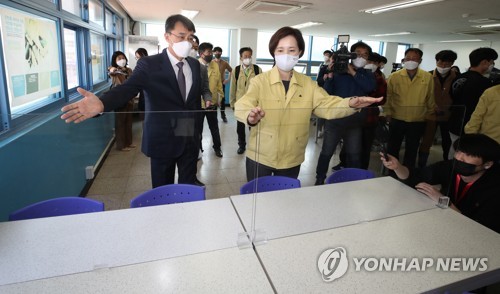 変わる学校生活 マスク常時着用し食事中も会話なし 韓国 聯合ニュース