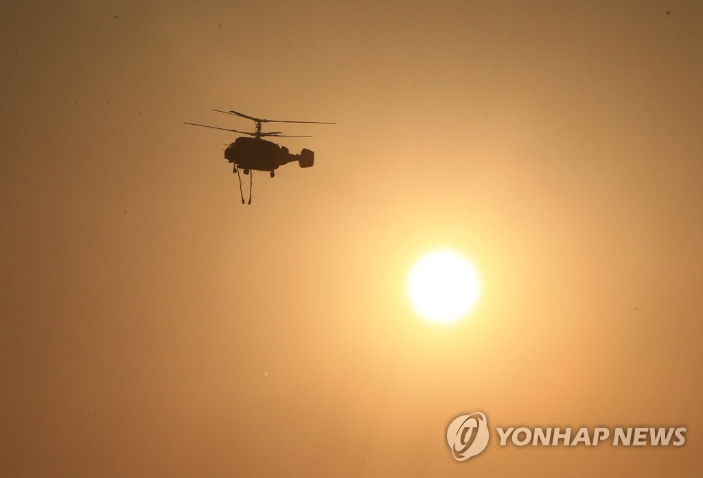 A firefighting helicopter carries out an operation to extinguish a forest fire in Goseong, some 160 kilometers northeast of Seoul, on May 2, 2020. The fire broke out a day earlier. (Yonhap)