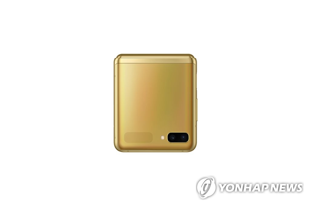 Shown in the photo released by Samsung Electronics Co. on May 3, 2020, is the gold-colored edition of the Galaxy Z Flip smartphone. (PHOTO NOT FOR SALE) (Yonhap)