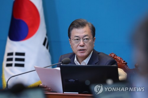 青瓦台（大統領府）で開いた会議で発言する文大統領＝４日、ソウル（聯合ニュース）