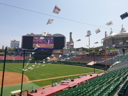 This photo shows SK Happy Dream Park in Incheon, 40 kilometers west of Seoul, on May 4, 2020, the eve of the 2020 Opening Day for the Korea Baseball Organization. (Yonhap)