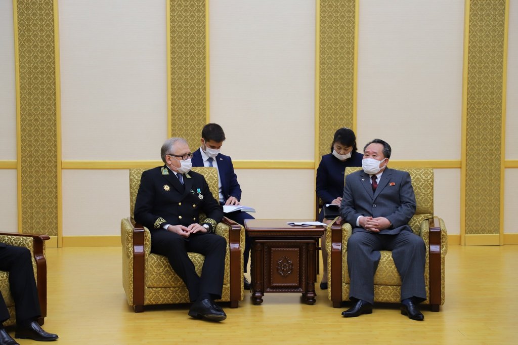알렉산드르 마체고라(왼쪽) 주북한 러시아 대사
