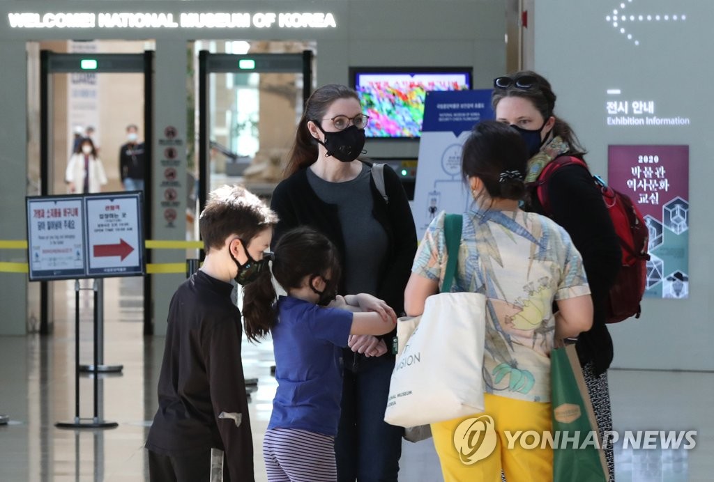Tourists visit the National Museum of Korea located in central Seoul on May 6, 2020. South Korea further lifted its strict social distancing scheme that had been put in force since early March on the same day. (Yonhap)