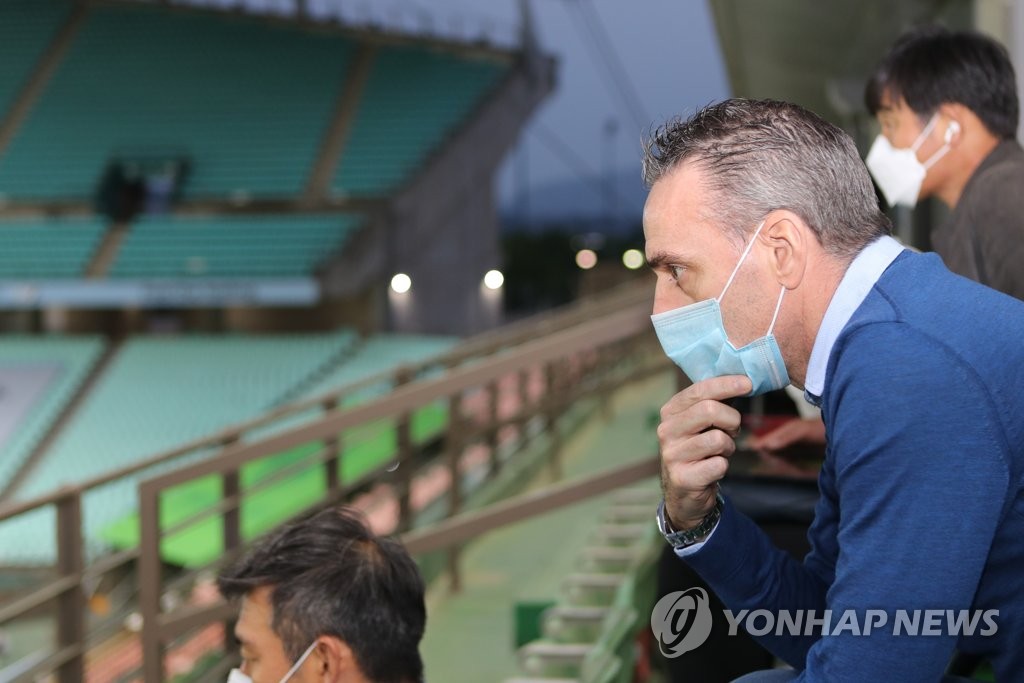 In this file photo from May 8, 2020, Paulo Bento, head coach of the South Korean men's national football team, watches a K League 1 match between Jeonbuk Hyundai Motors and Suwon Samsung Bluewings at Jeonju World Cup Stadium in Jeonju, 240 kilometers south of Seoul. (Yonhap)