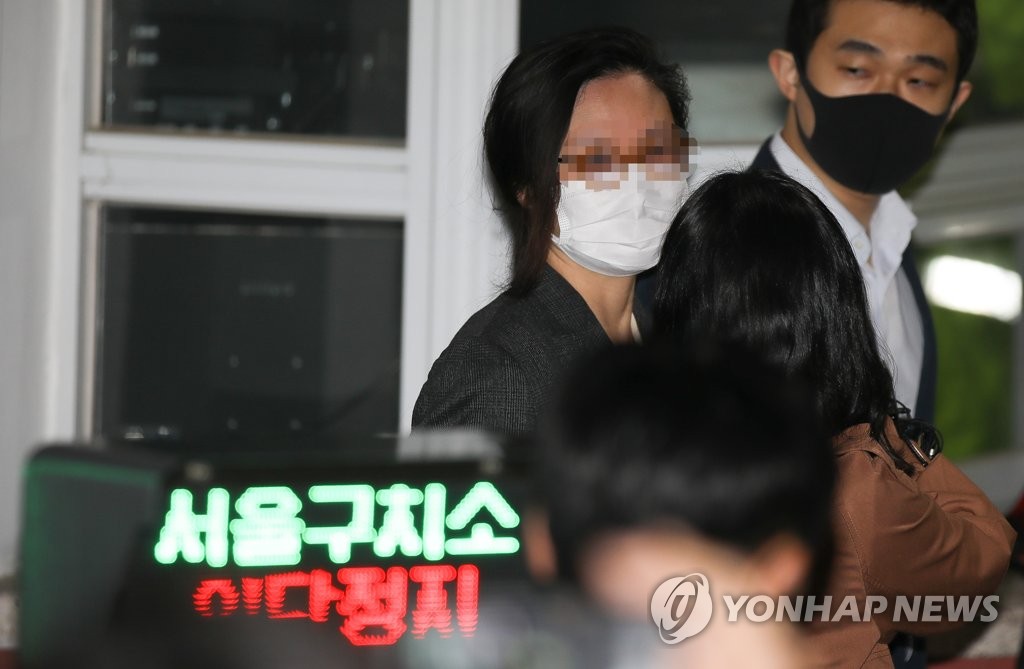Chung Kyung-sim (L), wife of former Justice Minister Cho Kuk, leaves the Seoul Detention Center on May 10, 2020. (Yonhap)