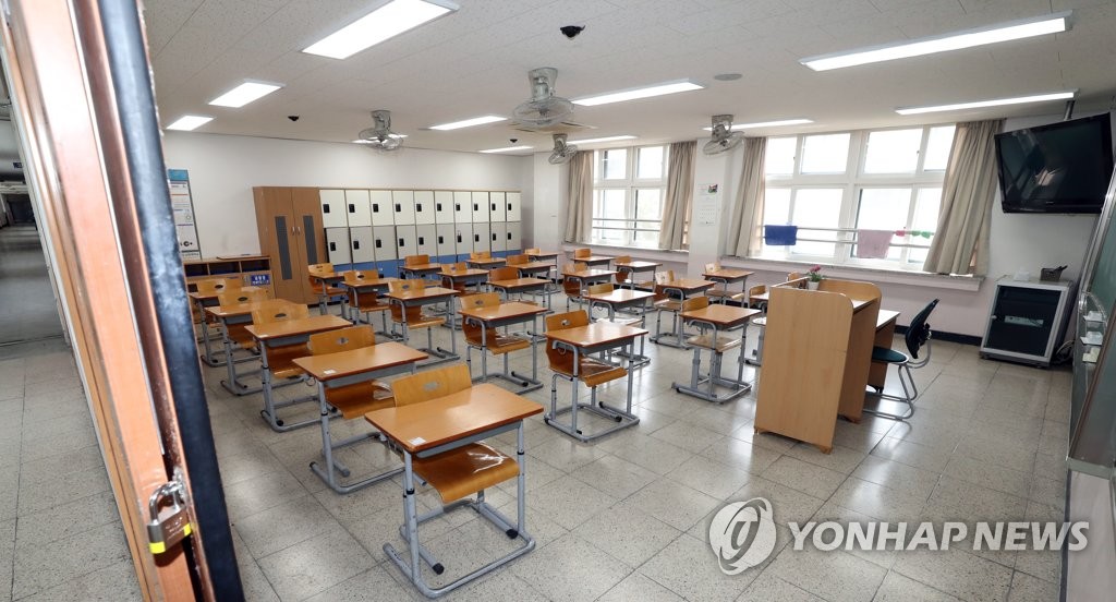 This photo shows a high school classroom in the eastern Seoul ward of Seongdong on May 11, 2020. (Yonhap)