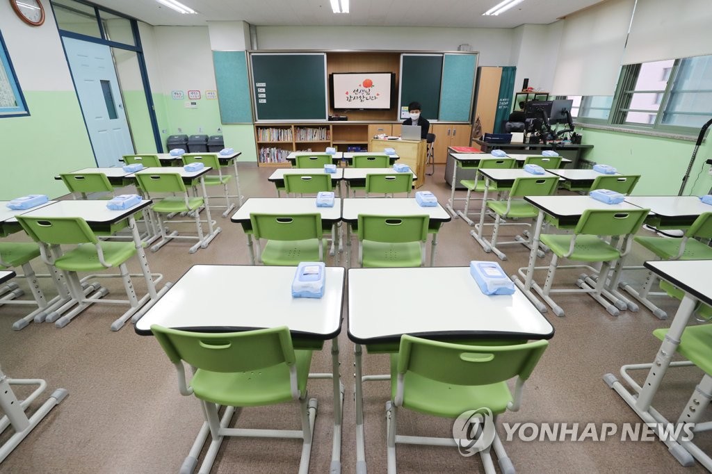 A teacher conducts an online class in an empty classroom at Borame Elementary School in Seoul on May 15, 2020. (Yonhap)
