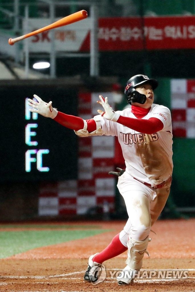 Oh Jun-hyeok of the SK Wyverns tosses his bat after hitting a solo home run against the NC Dinos in a Korea Baseball Organization regular season game at SK Happy Dream Park in Incheon, 40 kilometers west of Seoul, on May 17, 2020. (Yonhap)