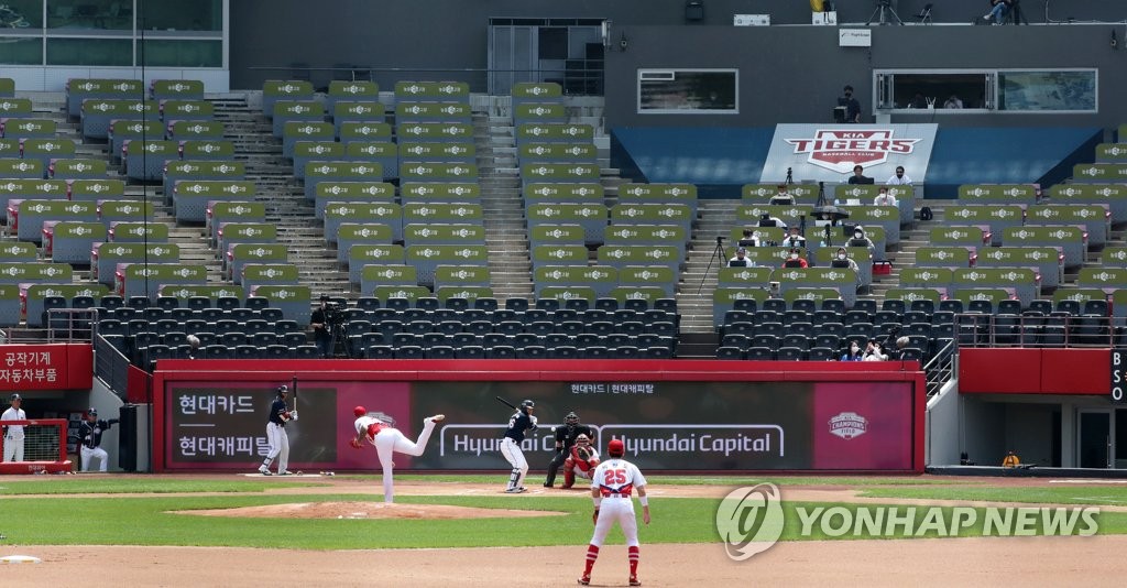 A Korea Baseball Organization regular season game between the home team Kia Tigers and the Doosan Bears takes place at an empty Gwangju-Kia Champions Field in Gwangju, 330 kilometers south of Seoul, on May 17, 2020. (Yonhap)