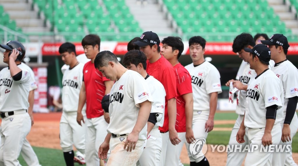 This file photo from May 17, 2020, shows members of the SK Wyverns walking off the field at SK Happy Dream Park in Incheon, 40 kilometers west of Seoul, after an 11-5 loss to the NC Dinos in a Korea Baseball Organization regular season game. (Yonhap)