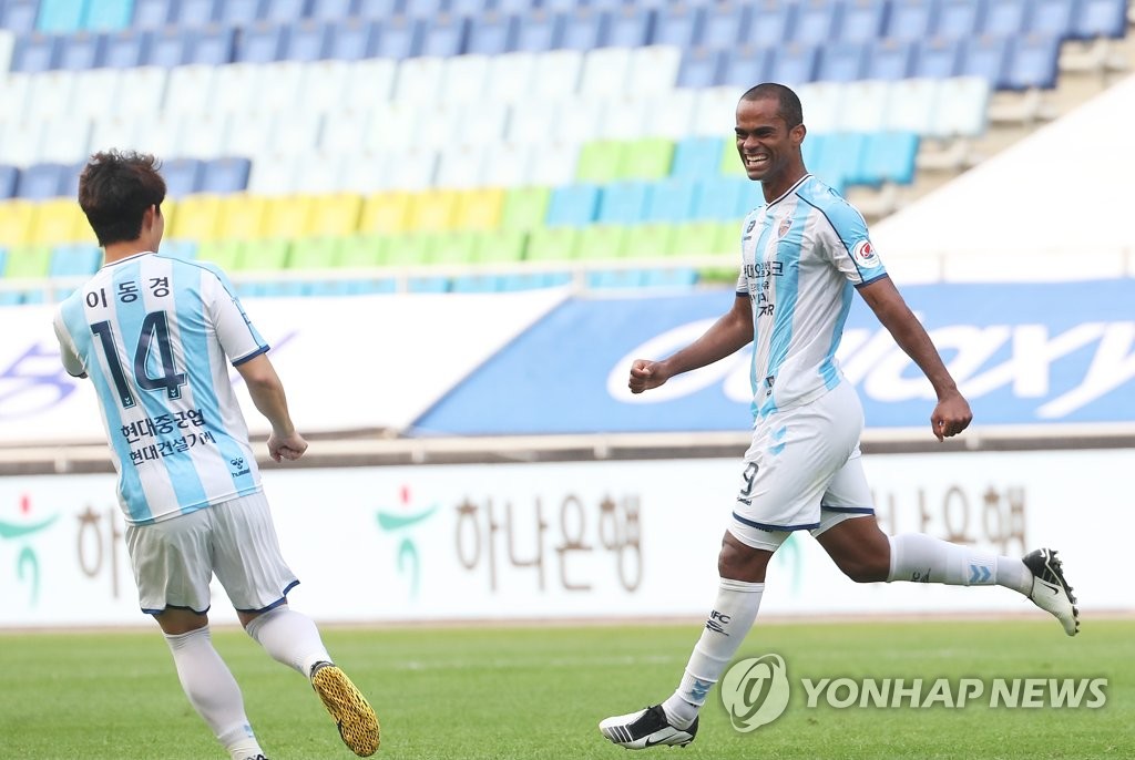 In this file photo from May 17, 2020, Junior of Ulsan Hyundai FC (R) celebrates his goal against Suwon Samsung Bluewings in a K League 1 match at Suwon World Cup Stadium in Suwon, 45 kilometers south of Seoul. (Yonhap)