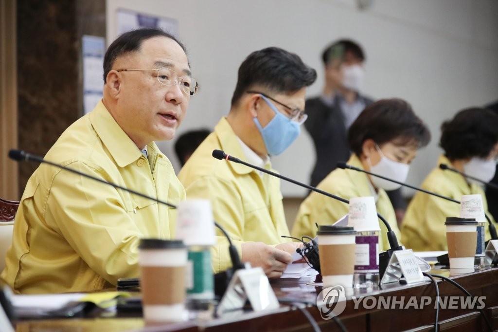 Finance Minister Hong Nam-ki speaks at a meeting with economy-related ministers on May 20, 2020. (Yonhap) 