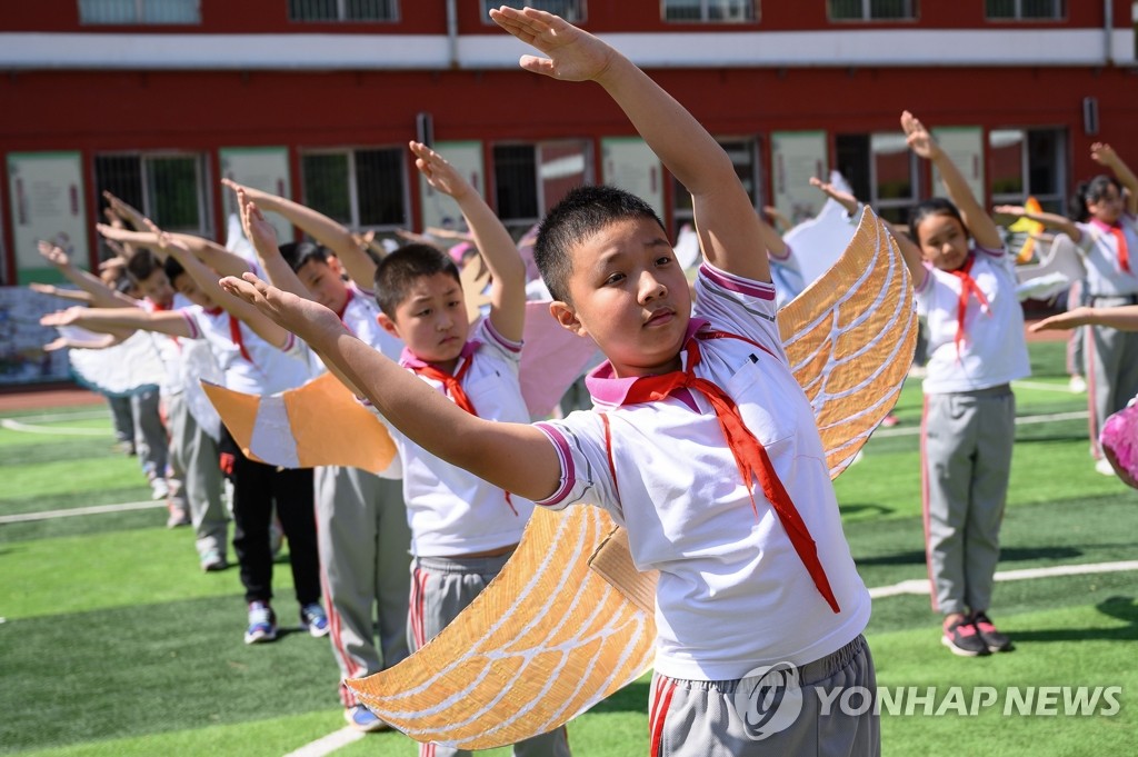 '코로나19 거리두기' 날개 달고 운동하는 중국 초등생들