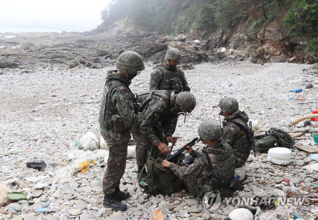 보트 발견된 태안 해변서 철수하는 군인들