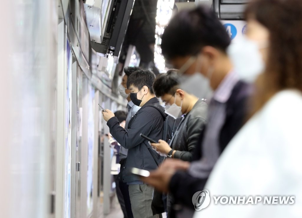 This May 26, 2020, photo shows people waiting for the subway at Seoul Station in central Seoul. (Yonhap)