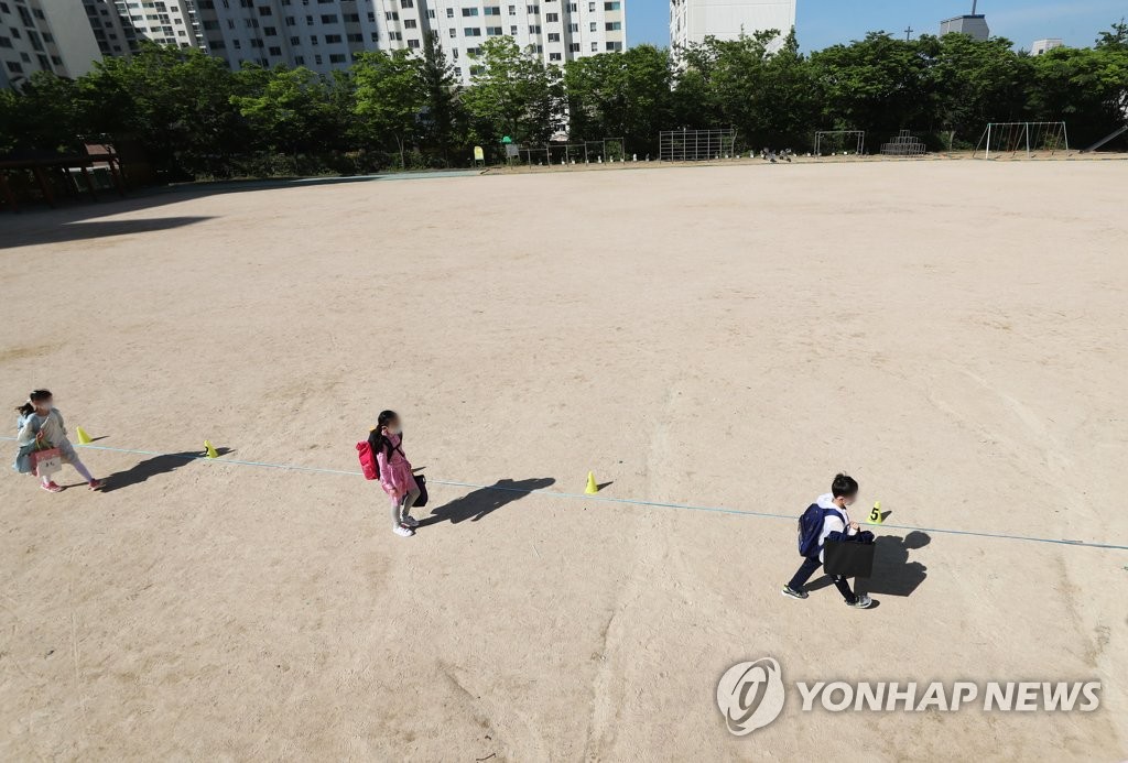 Students at an elementary school in Suwon, Gyeonggi Province, keep a distance from one another on May 27, 2020. (Yonhap)