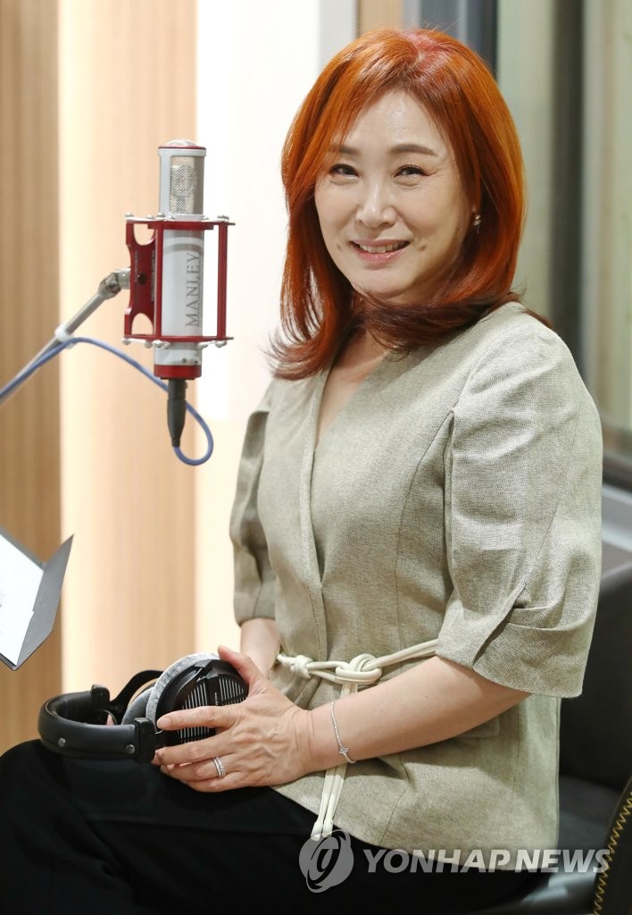 Trot singer gives interview | Yonhap News Agency