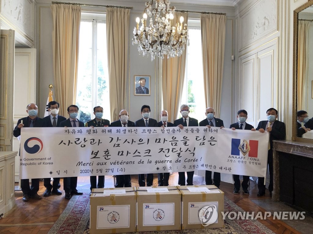 先月２７日に在仏韓国大使館で行われたマスク伝達式＝（聯合ニュース）