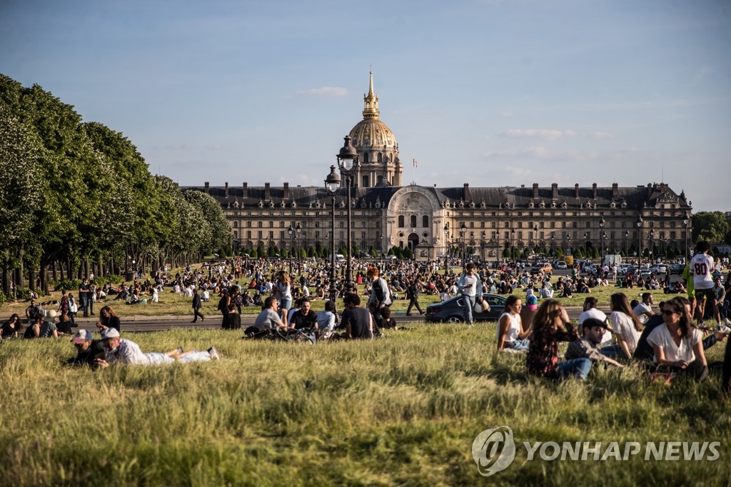 코로나19 완화 여유 즐기는 파리 시민들