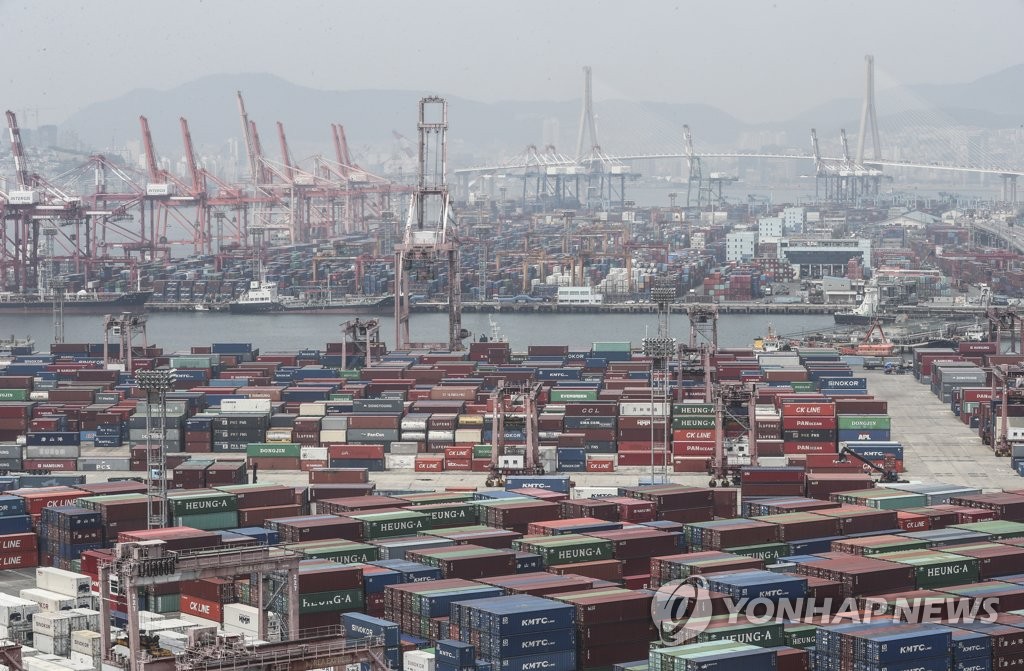 輸出用コンテナが並ぶ釜山港（資料写真）=（聯合ニュース）