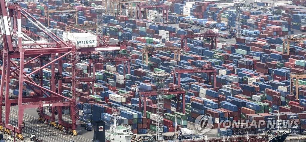 輸出入額の減少が続いている。輸出の拠点、釜山港（資料写真）＝（聯合ニュース）