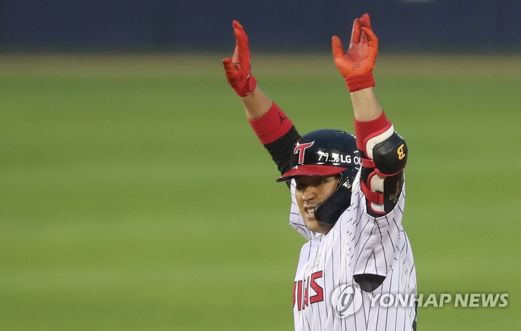 LG Twins rout Samsung Lions to avoid series sweep