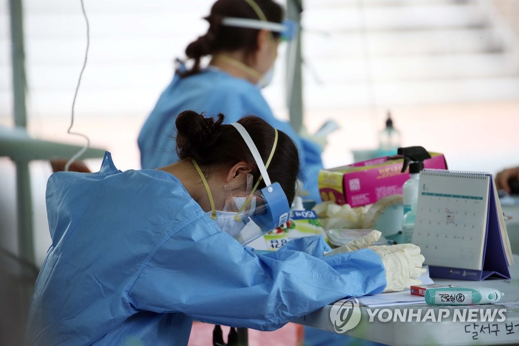 A medical worker at a makeshift clinic in Daegu, 300 kilometers south of Seoul, takes a break on June 10, 2020. (Yonhap)