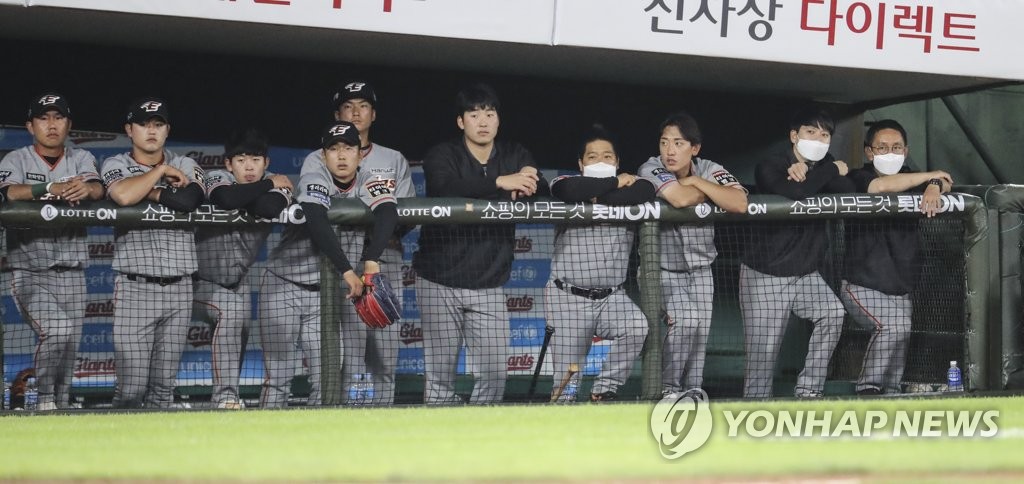 Hanwha Eagles players watch from the dugout as their teammates take on the Lotte Giants in a Korea Baseball Organization regular season game at Sajik Stadium in Busan, 450 kilometers southeast of Seoul, on June 10, 2020. (Yonhap)