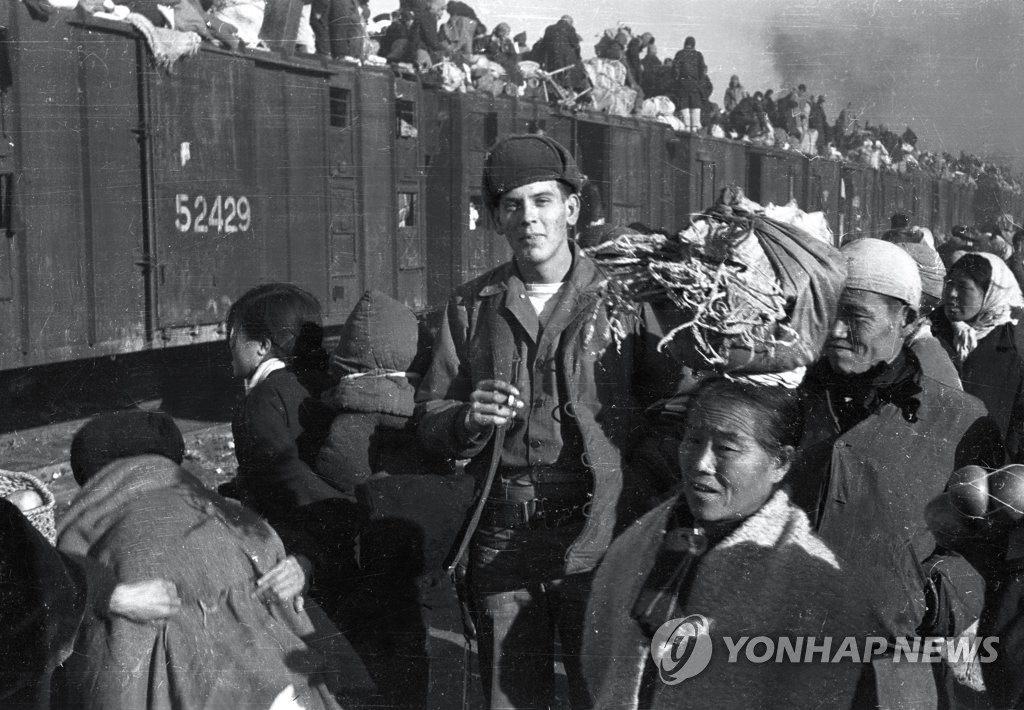 Refugees at Daegu station at height of Korean War | Yonhap News Agency