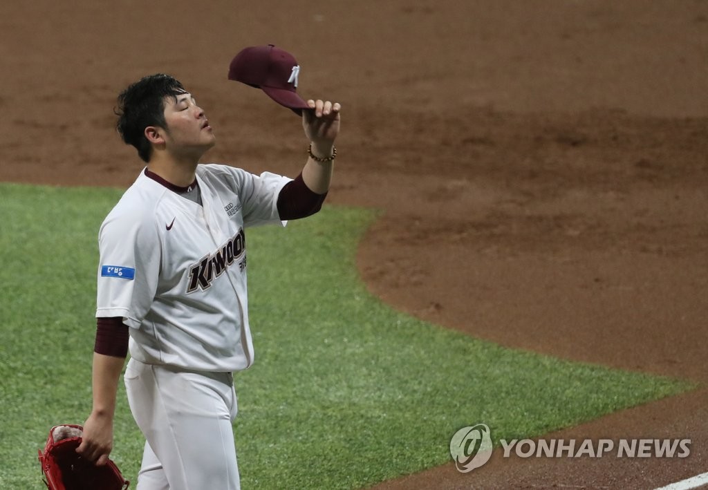 In this file photo from July 1, 2020, Kiwoom Heroes' starter Han Hyun-hee returns to the dugout after allowing six runs against the Doosan Bears in a Korea Baseball Organization regular season game at Gocheok Sky Dome in Seoul. (Yonhap)