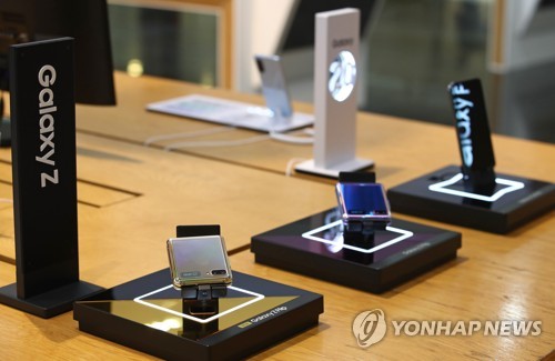 Des smartphones pliables de Samsung Electronics Co. dans un magasin à Séoul le mardi 7 juillet 2020. (Photo fournie par Samsung Electronics Co. Revente et archivage interdits) 