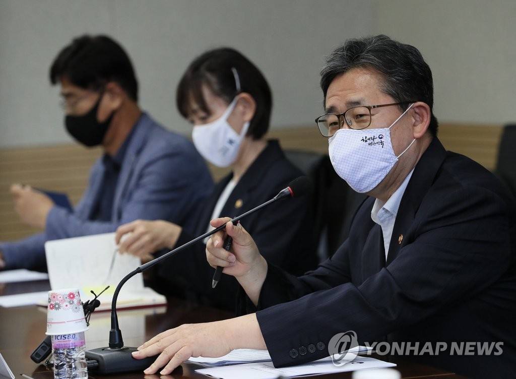 Sports Minister Park Yang-woo (R) speaks during a meeting with government, prosecution and police officials on abuses and misconduct in sports, at the government complex in Seoul on July 7, 2020. (Yonhap)