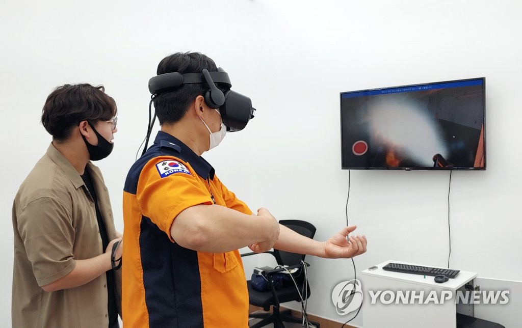 VR 활용해 선박화재 대응 훈련하는 소방관