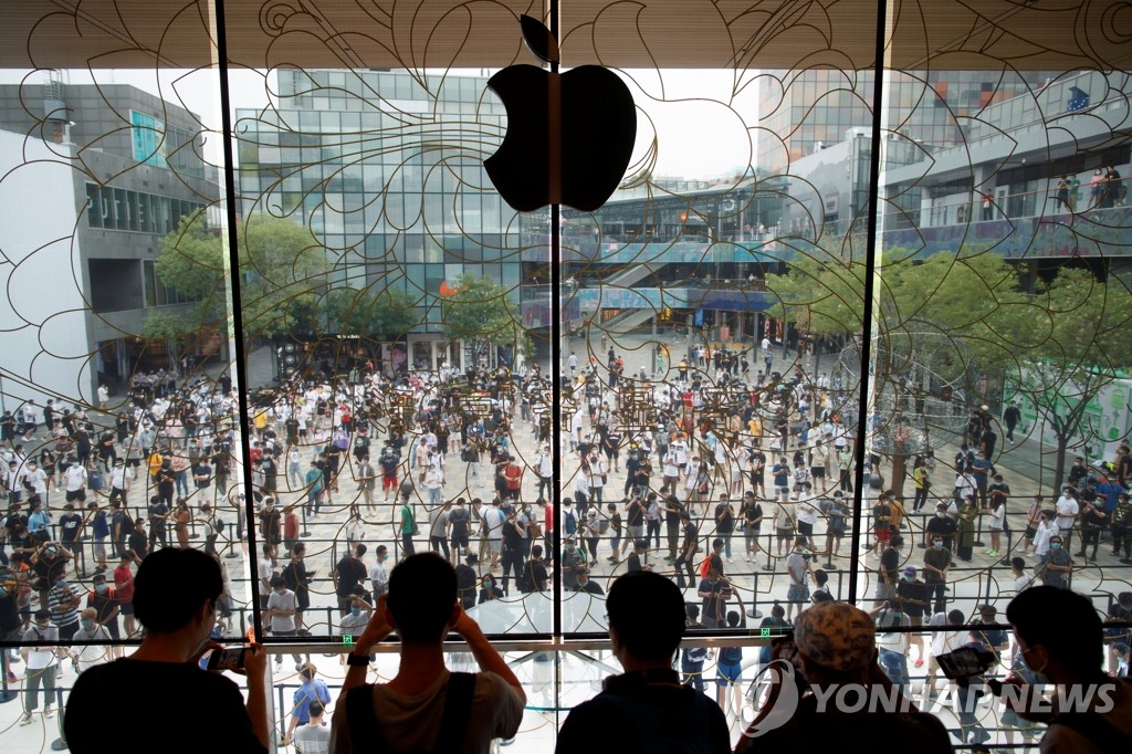 최근 중국 베이징 싼리툰에 새로 문을 연 애플 매장 앞에 입장을 기다리는 인파가 몰려 있다. [로이터=연합뉴스 자료사진]