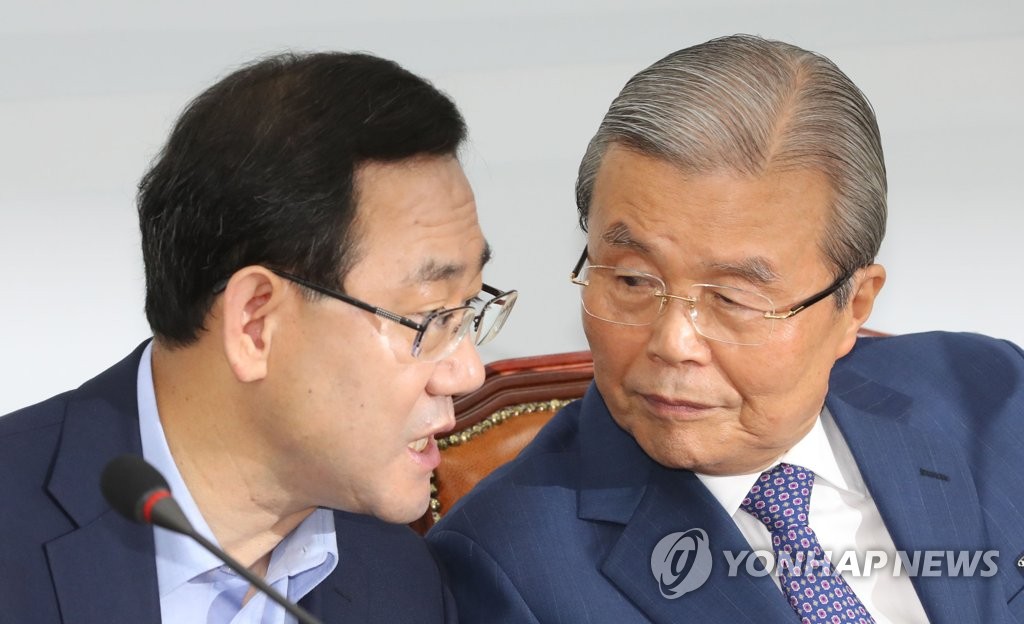 이야기하는 김종인과 주호영