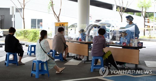 新型コロナウイルスの専用診療所で検査の順番を待つ市民ら（資料写真）＝（聯合ニュース）
