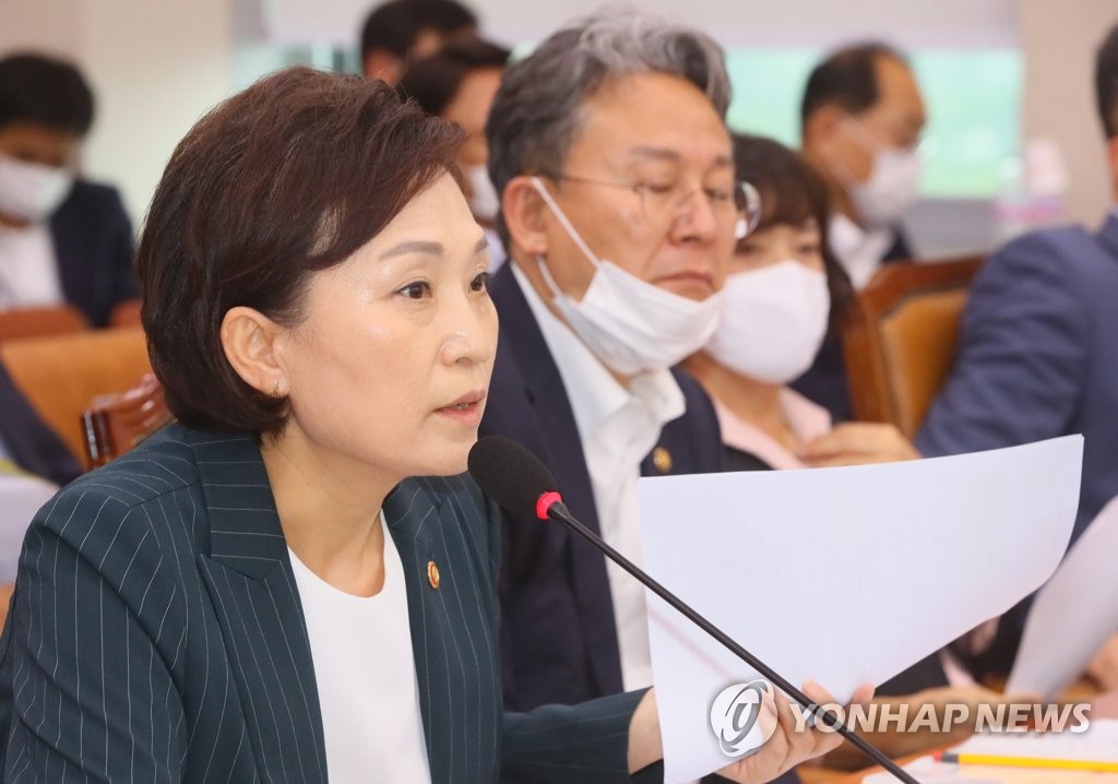 답변하는 김현미 장관