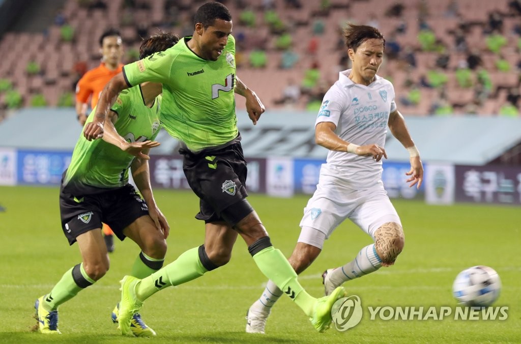 In this file photo from Aug. 1, 2020, Gustavo of Jeonbuk Hyundai Motors (C) takes a shot in a K League 1 match against Pohang Steelers at Jeonju World Cup Stadium in Jeonju, 240 kilometers south of Seoul. (Yonhap)