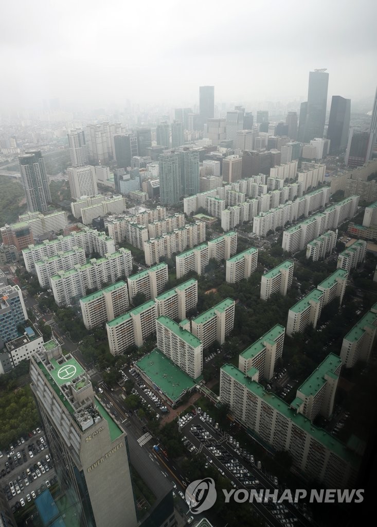 This photo taken Aug. 4, 2020, shows an apartment complex in Seoul's Yeongdeungpo Ward. South Korea said the same day that it plans to supply 132,000 housing units in Seoul and its neighboring area in the latest effort to stabilize home prices and ease fears of shortages. The plan also includes a measure to allow 50-story apartment buildings to be built. (Yonhap)