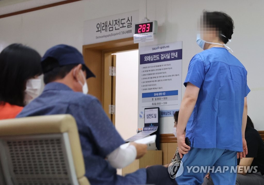 Patients wait for medical tests at Seoul National University Hospital in Seoul on Aug. 6, 2020. (Yonhap)