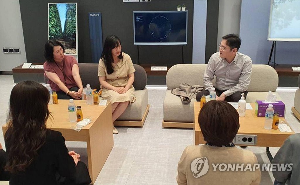 Samsung Electronics Vice Chairman Lee Jae-yong (R) speaks with female employees raising children at the company's plant in Suwon, south of Seoul, on Aug. 6, 2020, in this photo provided by Samsung Electronics Co. (PHOTO NOT FOR SALE) (Yonhap)