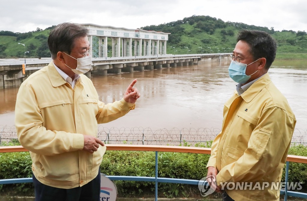 文大統領　臨津江のダム視察＝北朝鮮の放流に「残念」