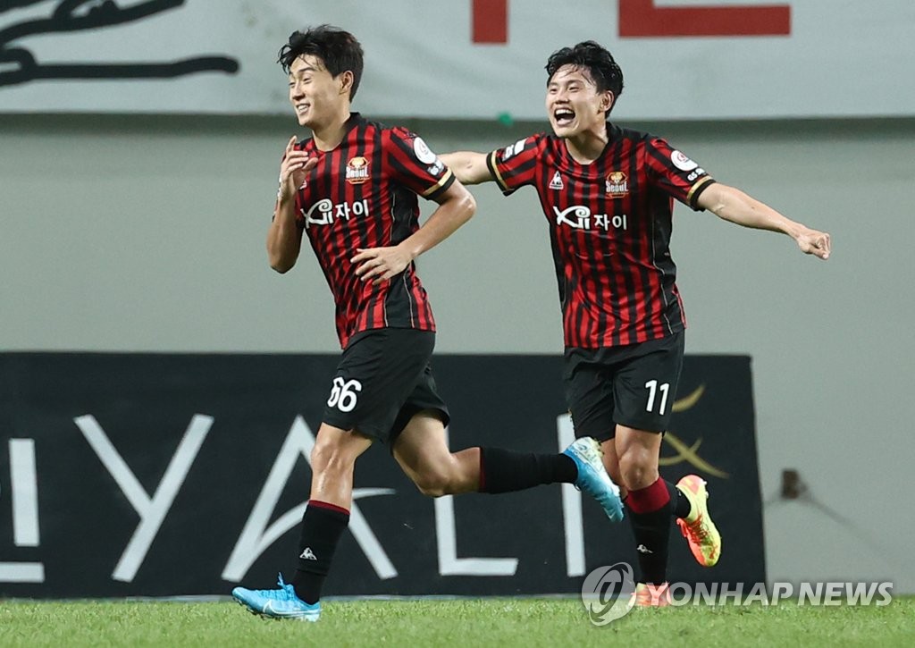 In this file photo from Aug. 7, 2020, Han Seung-gyu (L) and Cho Young-wook of FC Seoul celebrate Han's goal against Gangwon FC in a K League 1 match at Seoul World Cup Stadium in Seoul. (Yonhap)