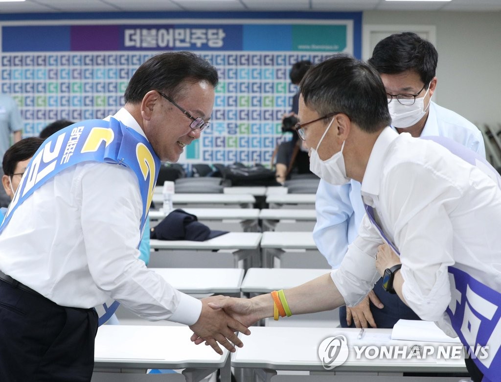 인사하는 박주민과 김부겸 | 연합뉴스