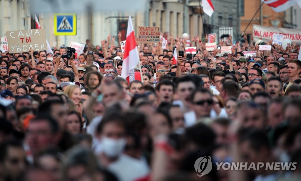 (EPA=연합뉴스) 벨라루스 야권 지지자들이 지난 17일(현지시간) 수도 민스크에서 대선 불복 집회를 벌이고 있다. 알렉산드르 루카셴코 현 대통령이 갈수록 거세지는 압력에도 사임을 거부하자 야권은 이날부터 총파업을 촉구하고 나섰다. 