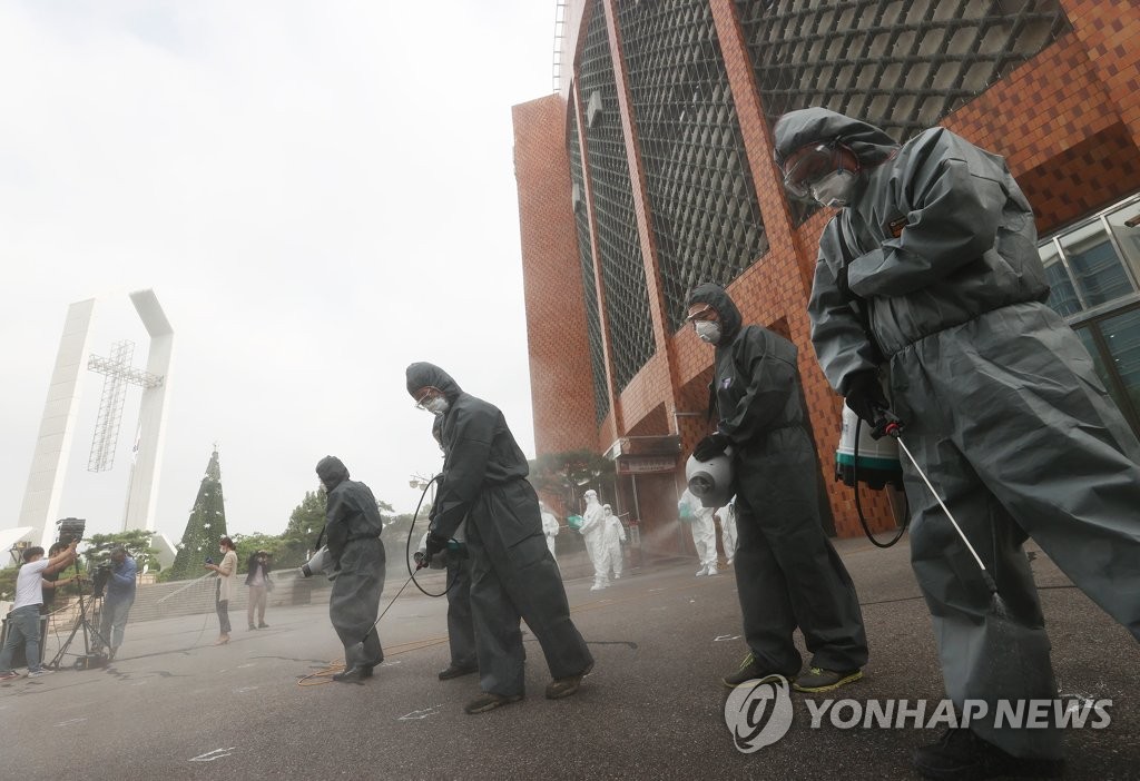 Quarantine officials disinfect Yoido Full Gospel Church in western Seoul on Aug. 18, 2020. (Yonhap)
