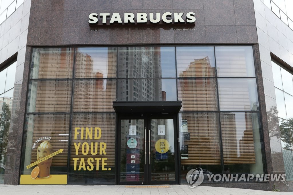 A Starbucks branch in the border town of Paju, Gyeonggi Province, is closed on Aug. 18, 2020, after 49 infections were identified in relation to the coffee franchise. (Yonhap)